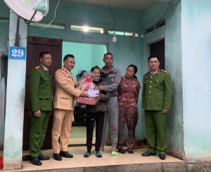 Công an thành phố Hạ Long tặng quà tết tại xã Dân Chủ