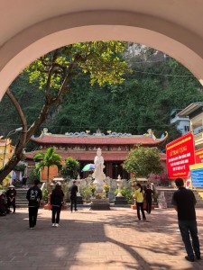 Tấp nập người đi lễ đền, chùa trong ngày đầu tiên năm mới