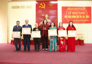 Các xã, phường trao Huy hiệu Đảng đợt 3/2/2023