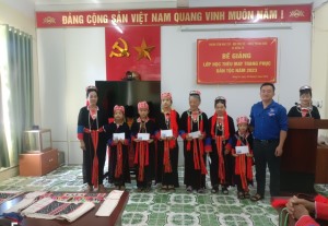 Bế giảng lớp thêu may trang phục dân tộc năm 2023