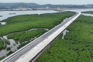 Nước rút hoàn thành cầu Cửa Lục 3