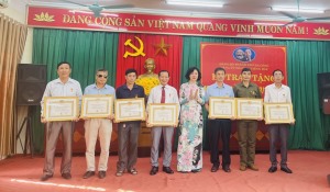 Đảng ủy phường Giếng Đáy trao tặng Huy hiệu Đảng đợt 7/11/2023