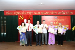 Đảng uỷ phường Hồng Gai trao tặng Huy hiệu Đảng dịp 7/11