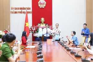 Trao quyết định tiếp nhận, bổ nhiệm lãnh đạo quản lý Phòng Tài chính - Kế hoạch, Ban Quản lý dự án đầu tư xây dựng thành phố