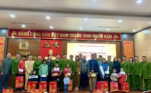 Công an TP đỡ đầu con cán bộ chiến sỹ và trẻ em có hoàn cảnh đặc biệt khó khăn