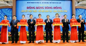 Khai mạc Triển lãm ảnh nghệ thuật và gian hàng trưng bày các sản phẩm vùng đồng bằng Sông Hồng