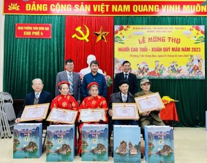 Khu phố 4 phường Trần Hưng Đạo tổ chức mừng thọ