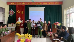 Công an xã Bằng Cả ra mắt mô hình “Công an xã nâng bước em đến trường”.