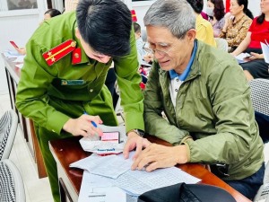 Phường Trần Hưng Đạo: Tập huấn hướng dẫn người dân kích hoạt tài khoản định danh điện tử mức độ 2