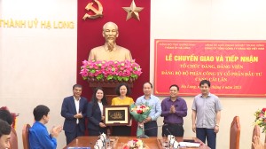 Lễ chuyển giao và tiếp nhận tổ chức Đảng, đảng viên Đảng bộ bộ phận Công ty Cổ phần đầu tư Cảng Cái Lân