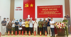 Tuyên truyền, huấn luyện công tác phòng cháy, chữa cháy, và trao tặng bình cứu hỏa cho các hộ chính sách xã hội trên địa bàn phường Tuần Châu
