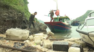 TP. Hạ Long cơ bản thu gom xong phao xốp trên Vịnh Hạ Long
