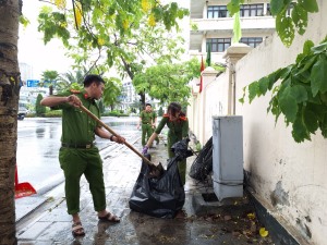 Công an thành phố tổ chức tổng vệ sinh môi trường