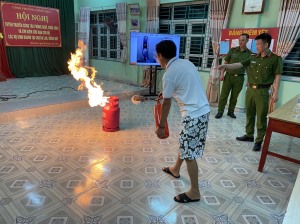 Phường Giếng Đáy tổ chức tuyên truyền, tập huấn kỹ năng PCCC và CNCH cho các hộ kinh doanh tại chợ Ba Lan và chợ Giếng Đáy.