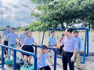 Trao tặng bộ dụng cụ thể dục thể thao ngoài trời tại xã Lê Lợi