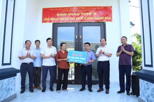 Xã Lê Lợi bàn giao nhà ở và trao tiền hỗ trợ sửa chữa, xây mới nhà ở cho các hộ khó khăn