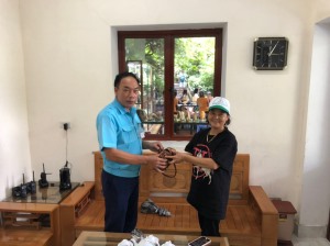 Trả lại tài sản bị bỏ quên cho khách du lịch tham quan Vịnh Hạ Long