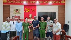 Công an PhườngTuần Châu truy tìm tài sản bị bỏ quên, trao trả lại cho du khách nước ngoài