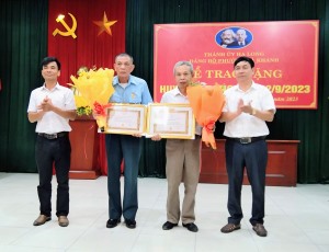 Các Đảng bộ long trọng tổ chức trao Huy hiệu Đảng đợt 2/9
