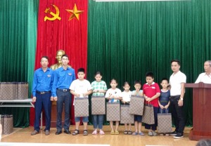 Thăm, tặng quà Trung thu cho trẻ em có hoàn cảnh khó khăn trên địa bàn phường Hồng Gai