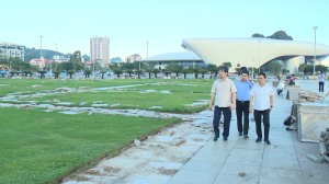 Đồng chí Bí thư Thành uỷ kiểm tra thi công sửa chữa Quảng trường 30/10