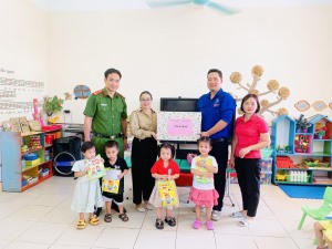 Tặng quà nhân dịp tết trung thu cho học sinh trường mầm non xã Bằng Cả