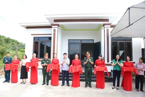 Ban CHQS Thành phố khánh thành, bàn giao công trình nhà ở tặng gia đình chiến sỹ mới