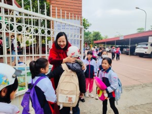 Chào đón học sinh đến trường hằng ngày