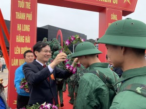 Tuổi trẻ Hạ Long: Hăng hái lên đường nhập ngũ.