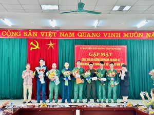 Phường Trần Hưng Đạo: gặp mặt, tặng quà quân nhân xuất ngũ và tân binh lên đường nhập ngũ năm 2024