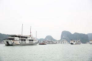 Vùng mặt nước trên Vịnh Hạ Long cơ bản không còn phao xốp trôi nổi