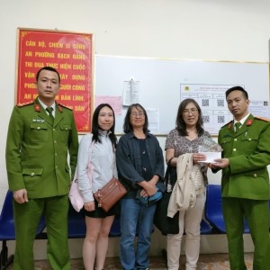 Công an phường Bạch Đằng (TP Hạ Long) trao trả tiền cho du khách nước ngoài