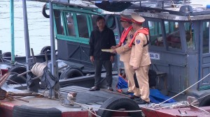Tạm giữ tàu đeo bám tàu du lịch để bán hàng rong trên Vịnh Hạ Long