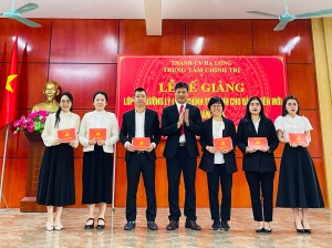 Bế giảng lớp bồi dưỡng lý luận chính trị cho 57 đảng viên mới