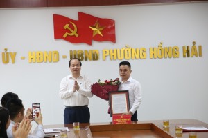 Trao Quyết định về công tác cán bộ tại phường Hồng Hải