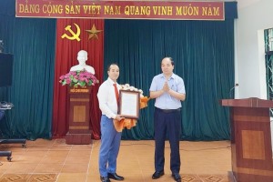 Trao quyết định về công tác cán bộ tại xã Hoà Bình