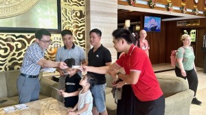 Hạ Long tặng giấy mời tham dự Carnaval Hạ Long cho khách du lịch