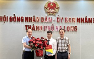 Trao Quyết định của UBND TP về việc tiếp nhận, bổ nhiệm công chức lãnh đạo quản lý