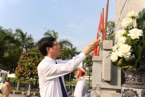 Dâng hương, dâng hoa tưởng niệm các anh hùng liệt sỹ nhân dịp kỷ niệm 70 chiến thắng Điện Biên Phủ