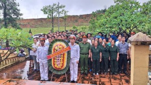 UBND xã Thống Nhất dâng hương kỷ niệm ngày 27/7 tại nhà bia ghi tên liệt sỹ xã Thống Nhất.