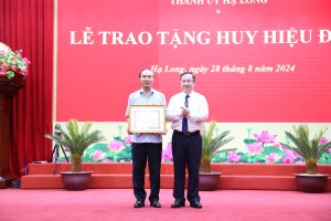 TP Hạ Long: Trao tặng Huy hiệu Đảng nhân dịp 2/9