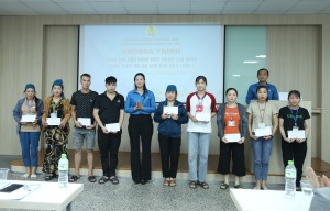 LĐLĐ thành phố Hạ Long trao quà cho đoàn viên, người lao động bị thiệt hại do bão Yagi