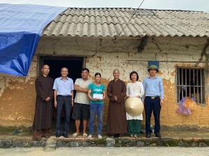Trao hỗ trợ cho các hộ có hoàn cảnh khó khăn bị thiệt hại nặng nề do bão số 3 .