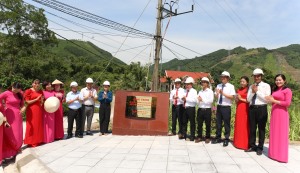 Khánh thành và gắn biển công trình “Nâng cấp, mở rộng tuyến đường từ trường TH&THCS qua trường mầm non đấu nối đường liên thôn Lán Dè, xã Vũ Oai”.