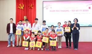 Phường Cao Xanh tặng quà tết cho trẻ em,  các hộ khó khăn, đối tượng chính sách