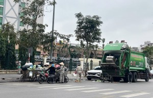 Nhọc nhằn công nhân vệ sinh môi trường cật lực thu gom rác sau Tết Nguyên đán 2025