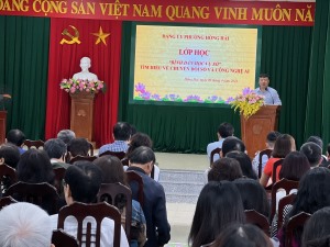 Đảng uỷ Phường Hồng Hải tổ chức lớp học Bình dân học vụ số - Tìm hiểu về Chuyển đổi số và công nghệ AI