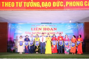 Sôi nổi Liên hoan tiếng hát khu dân cư phường Hùng Thắng năm 2025