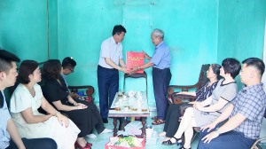 Lãnh đạo TP thăm, tặng quà gia đình nạn nhân tai nạn lao động
